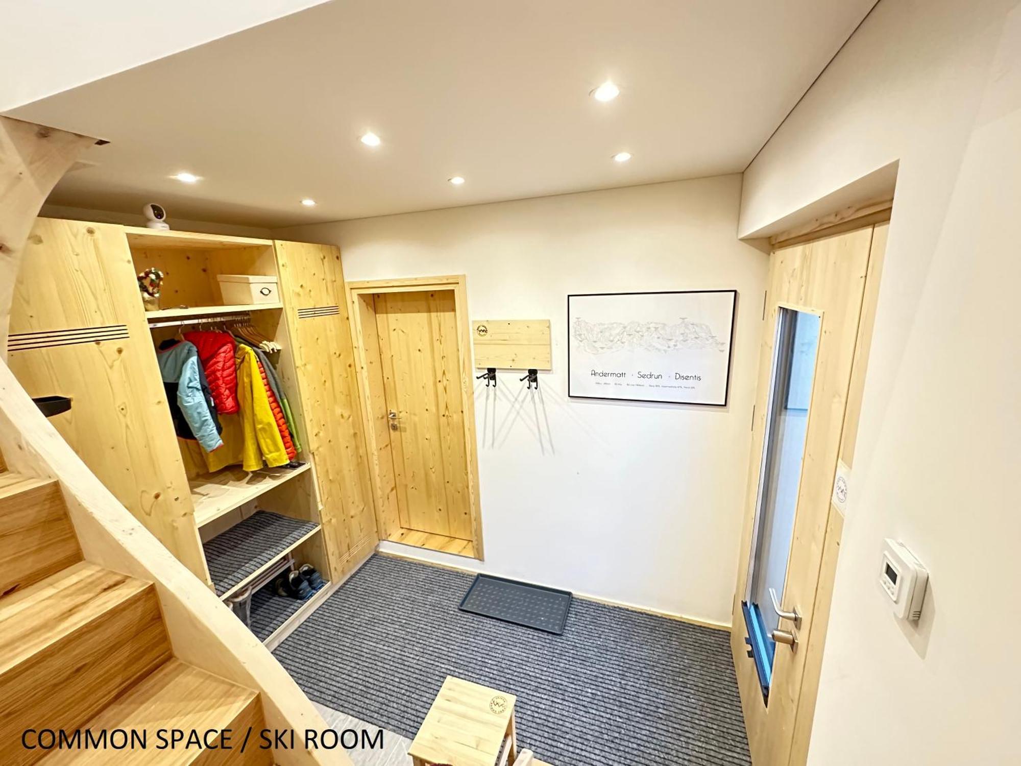 Yeti Lodge Sedrun Room photo