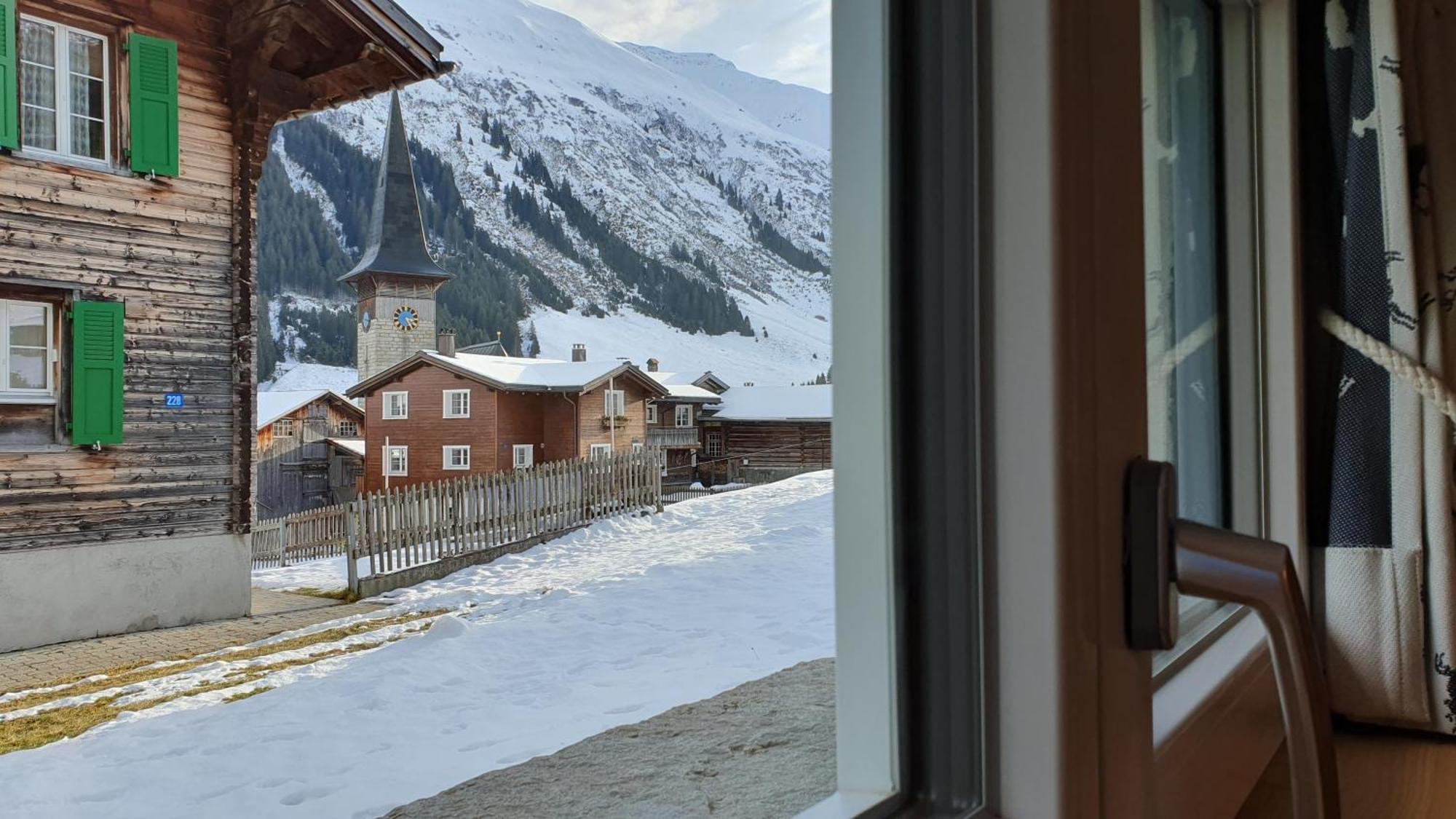 Yeti Lodge Sedrun Room photo