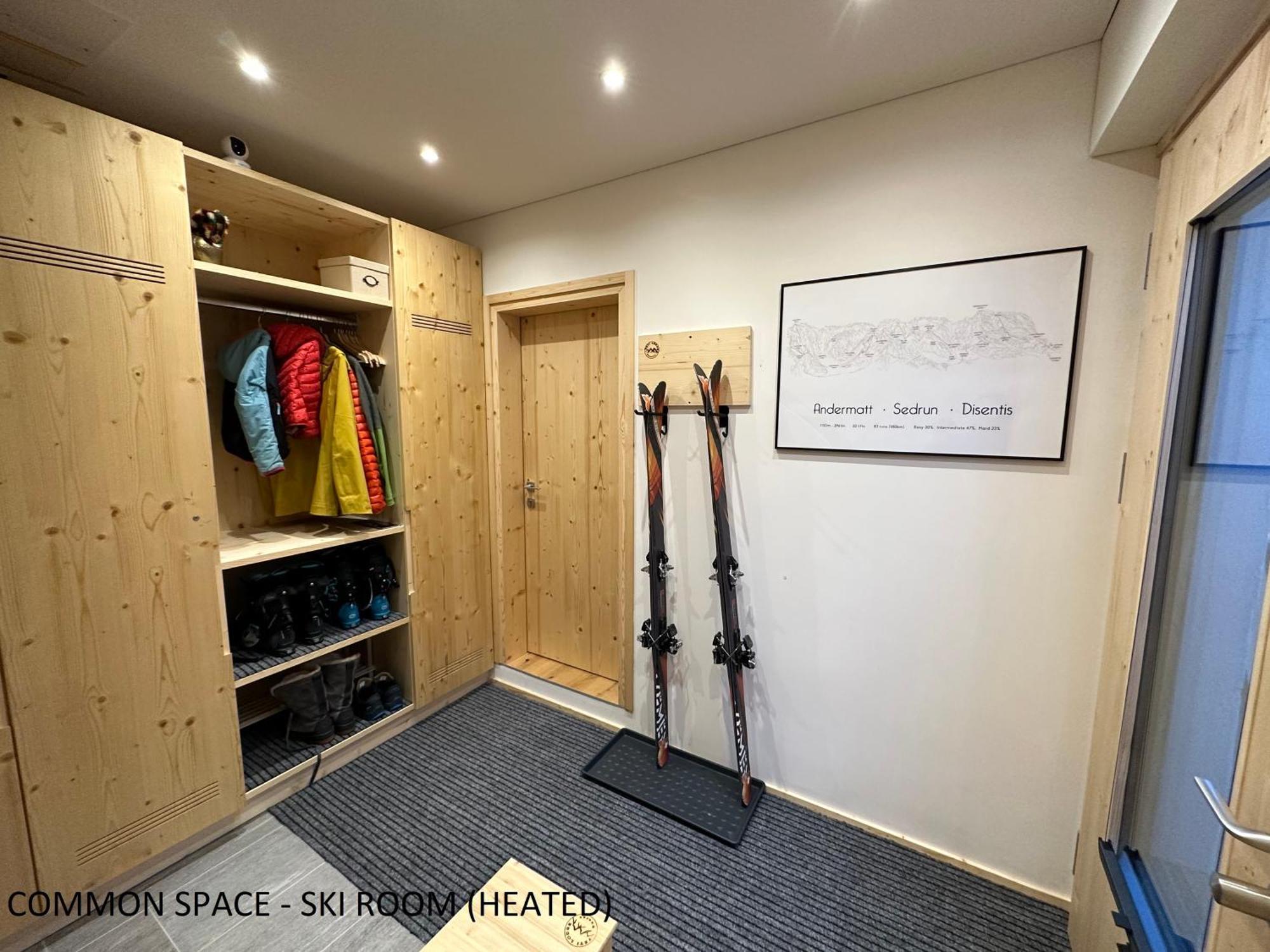 Yeti Lodge Sedrun Room photo